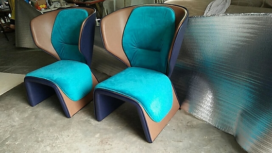 China Cadeira azul do braço da fibra de vidro do gênero de  com borda de couro colorida fornecedor