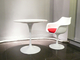 A sala de jantar moderna do lado da tulipa de Eero Saarinen apresenta a parte superior de mármore redonda da fibra de vidro fornecedor
